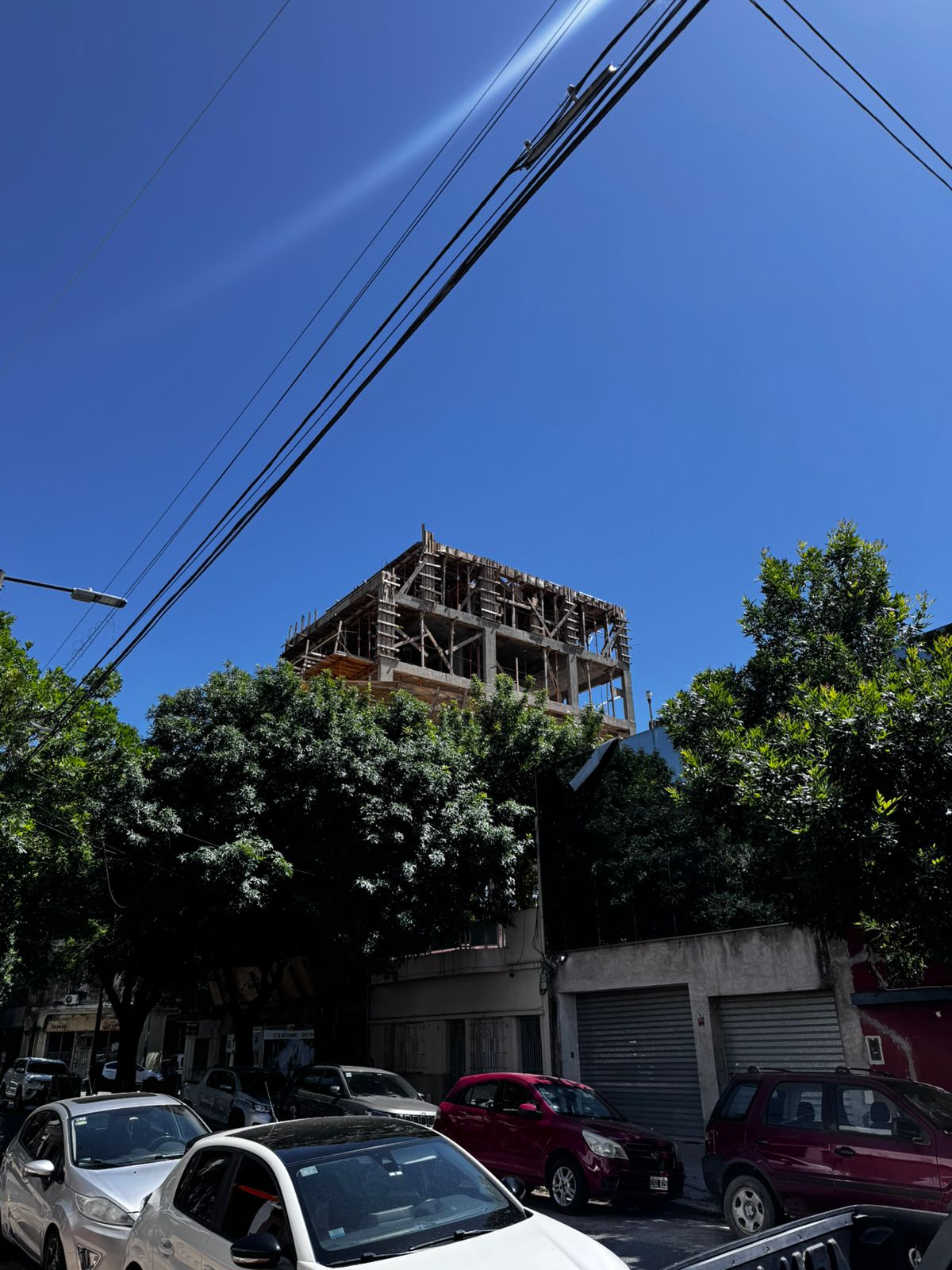 Vista de la obra desde la calle — encofrado del último piso